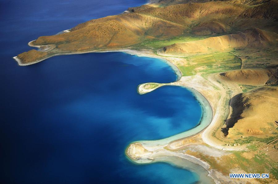 Le lac tibétain Yamzho Yumco,vu du ciel