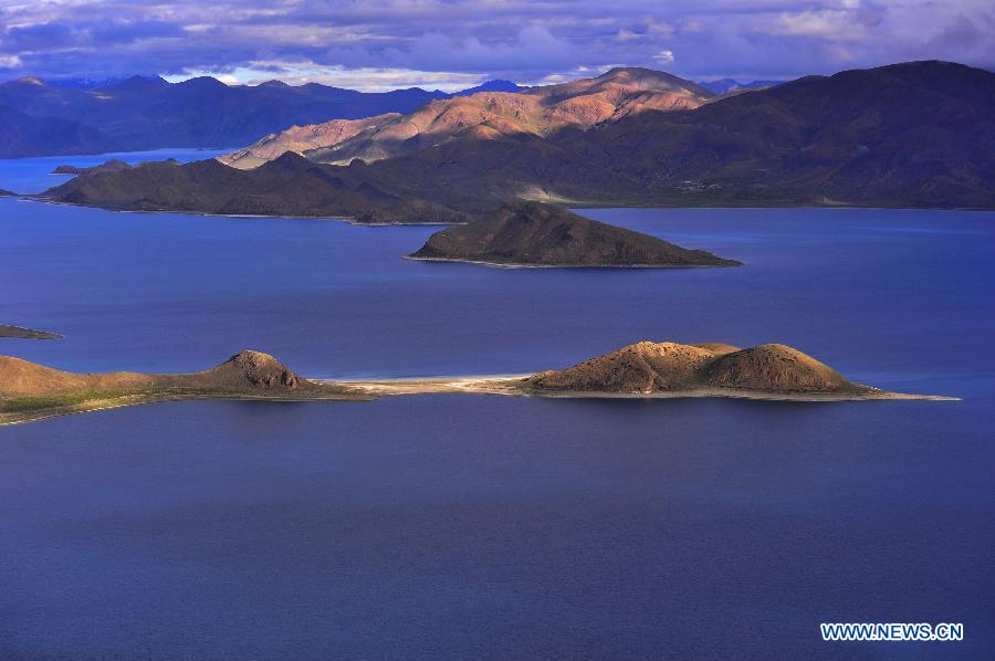 Le lac tibétain Yamzho Yumco,vu du ciel