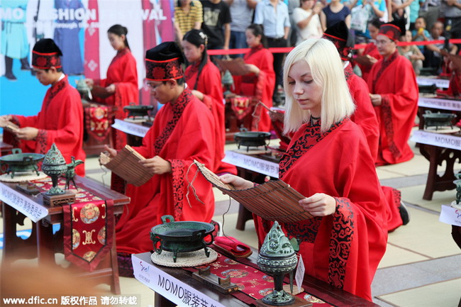 Xi'an : des étudiants assistent à une prière traditionnelle 