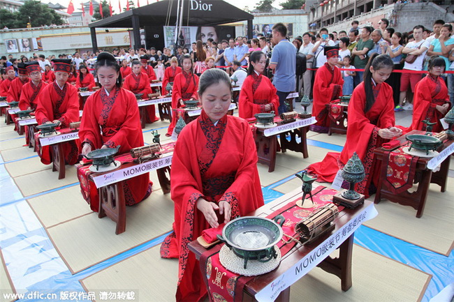 Xi'an : des étudiants assistent à une prière traditionnelle 