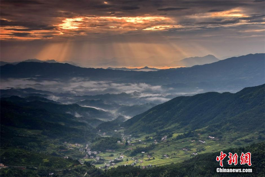 Jiangxi : des jets de lumière embellissent les paysages de Dafen