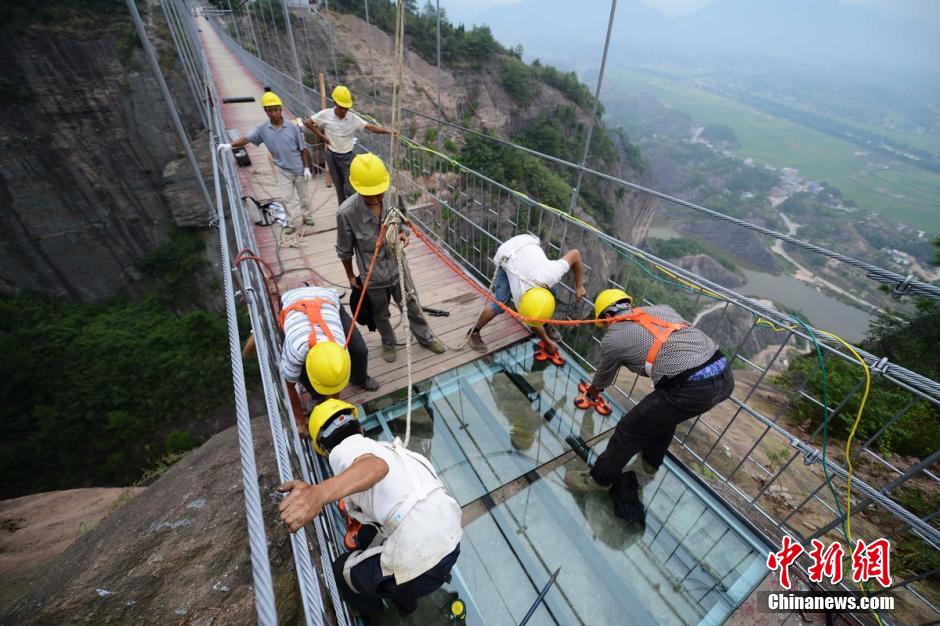 Construction du premier pont suspendu en verre 