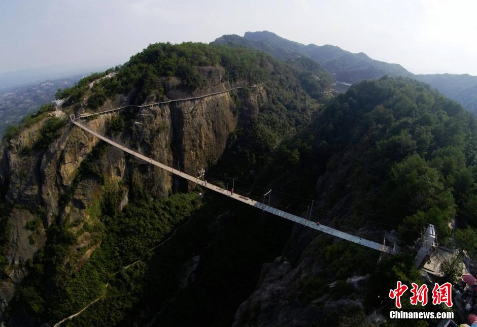 Construction du premier pont suspendu en verre 