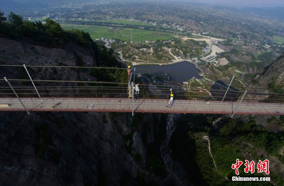 Construction du premier pont suspendu en verre 