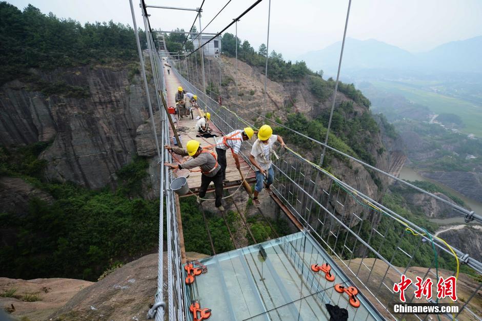 Construction du premier pont suspendu en verre 