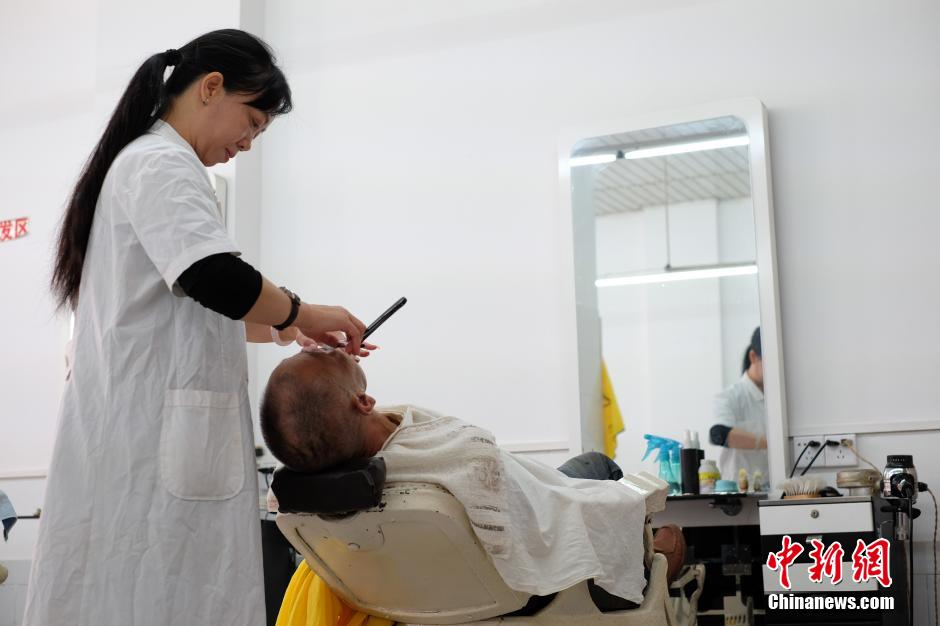 Un salon de coiffure public des années 60