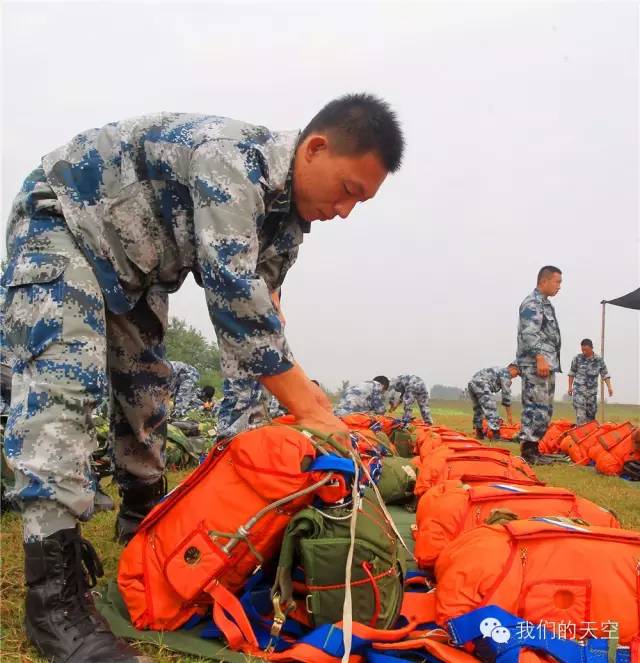 Les premières Chinoises parachutistes 