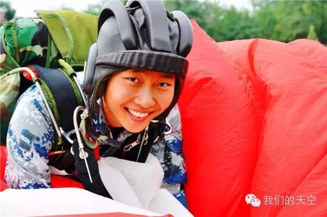 Les premières Chinoises parachutistes 