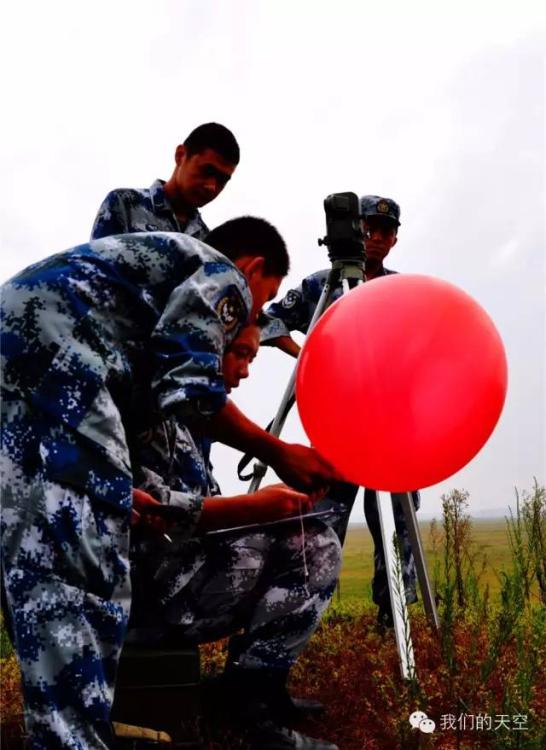 Les premières Chinoises parachutistes 