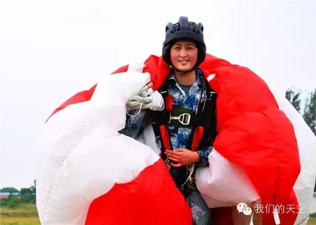 Les premières Chinoises parachutistes 