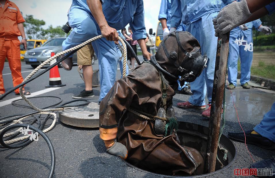 Ces hommes-grenouilles qui nettoient les canalisations de Shanghai