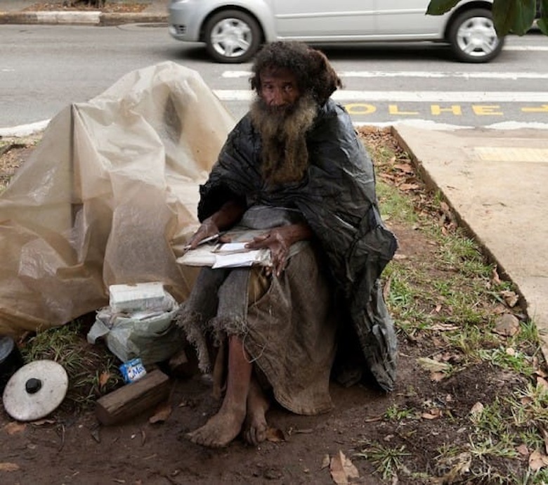 S?o Paulo : un sans-abri reconnu pour sa poésie après 35 ans dans la rue