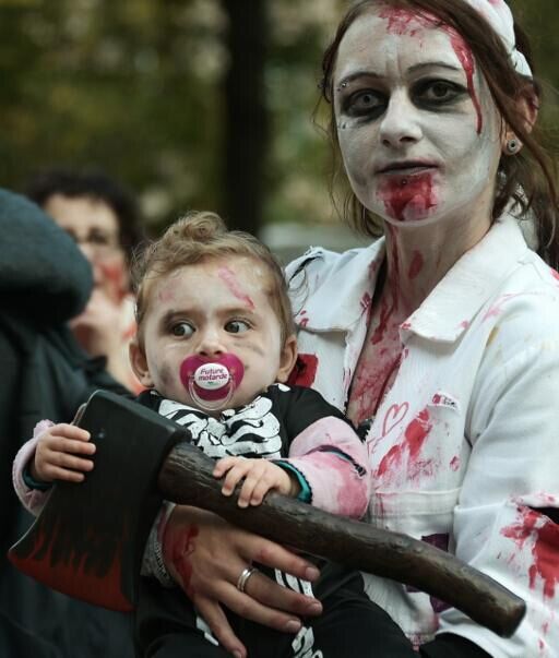 5 000 zombies envahissent les rues de Strasbourg pour un gigantesque défilé gore