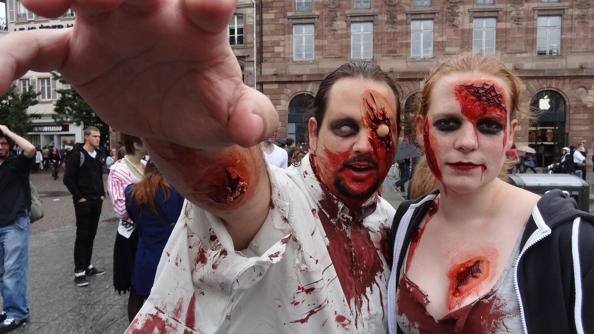 5 000 zombies envahissent les rues de Strasbourg pour un gigantesque défilé gore