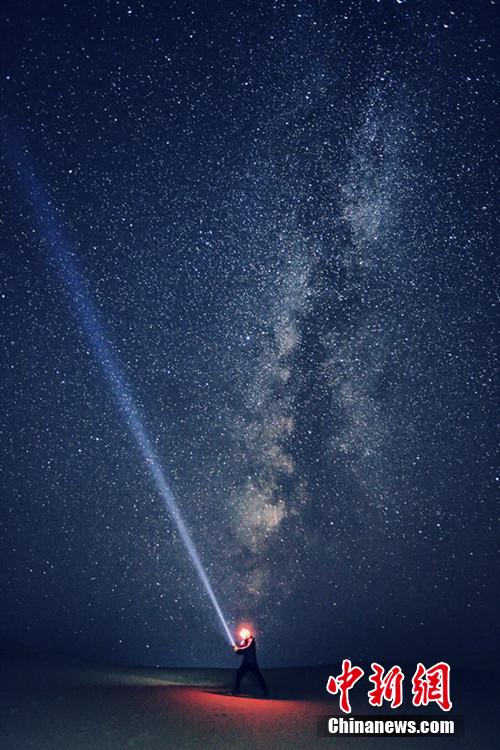 Des photographes dans le désert de Kubuqi pour le plus beau ciel étoilé