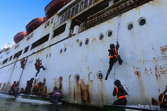 Exercice anti-détournement maritime pour les commandos ? Léopard des neiges ? et Faucon ?