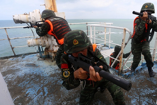 Exercice anti-détournement maritime pour les commandos ? Léopard des neiges ? et Faucon ?