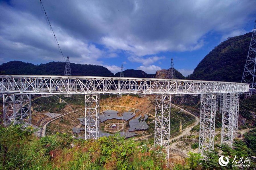 Nouvelles photos du plus grand radiotélescope du monde en construction en Chine