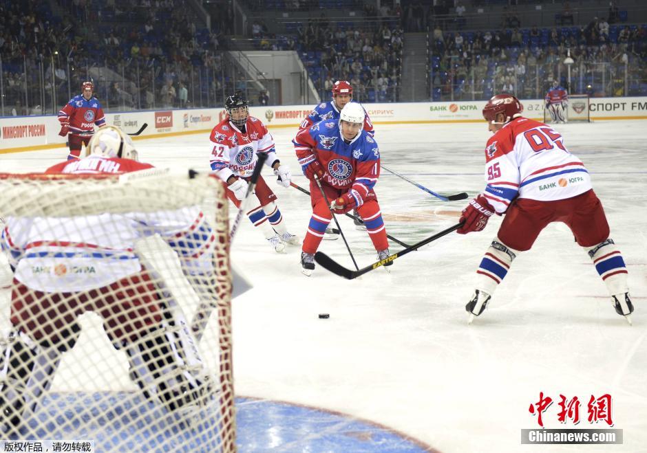 Vladimir Poutine fête son 63e anniversaire en disputant un match de hockey sur glace