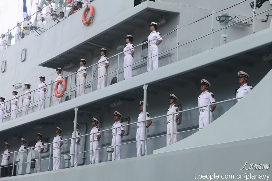 Le navire-école de la marine chinoise jette l'ancre à Pearl Harbor