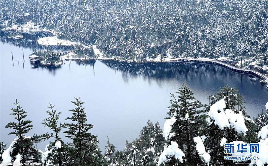 Sichuan : premier manteau de neige sur le mont Luoji