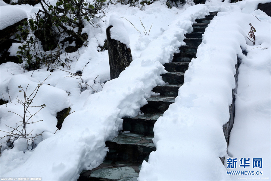 Sichuan : premier manteau de neige sur le mont Luoji