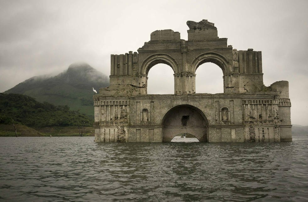 Les ruines d'une église mexicaine de 400 ans sortent de l'eau après une sécheresse