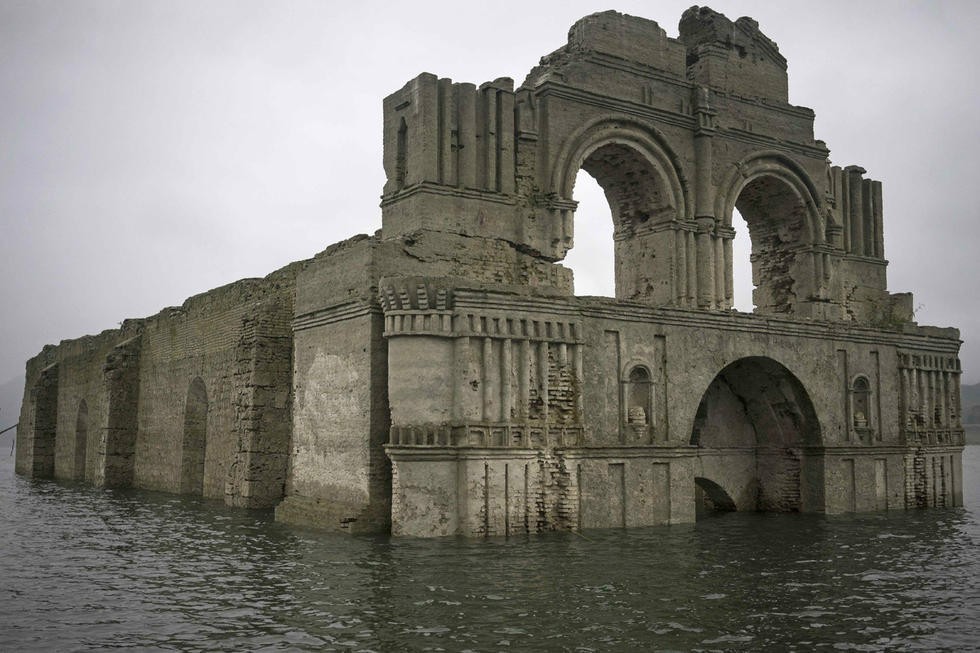 Les ruines d'une église mexicaine de 400 ans sortent de l'eau après une sécheresse