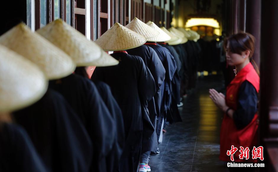 Des résidents expérimentent la mendicité dans un temple de Shanghai