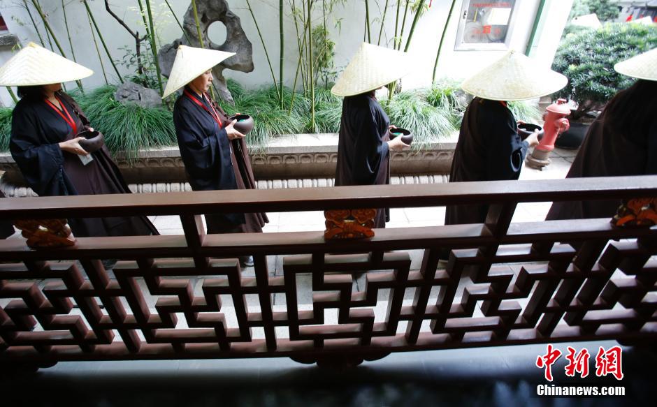 Des résidents expérimentent la mendicité dans un temple de Shanghai