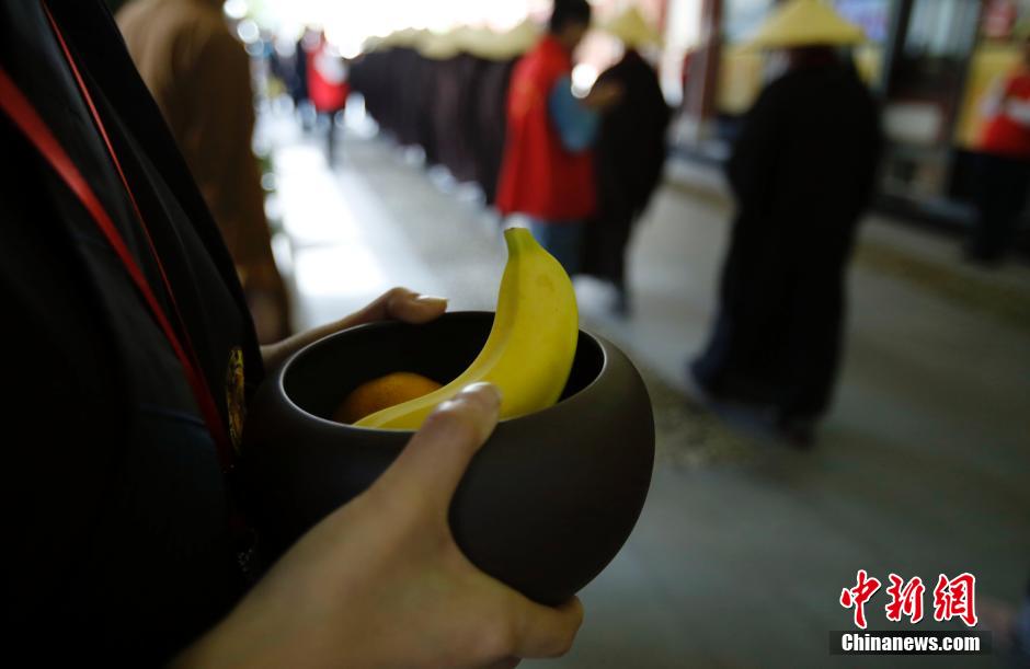 Des résidents expérimentent la mendicité dans un temple de Shanghai