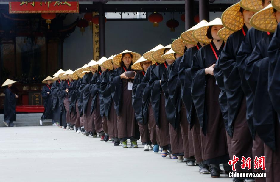 Des résidents expérimentent la mendicité dans un temple de Shanghai