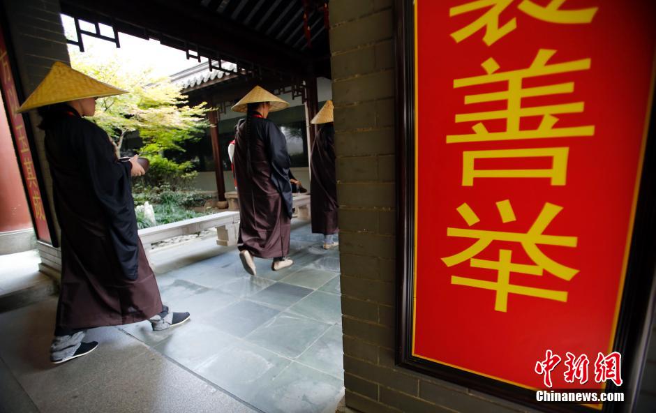 Des résidents expérimentent la mendicité dans un temple de Shanghai