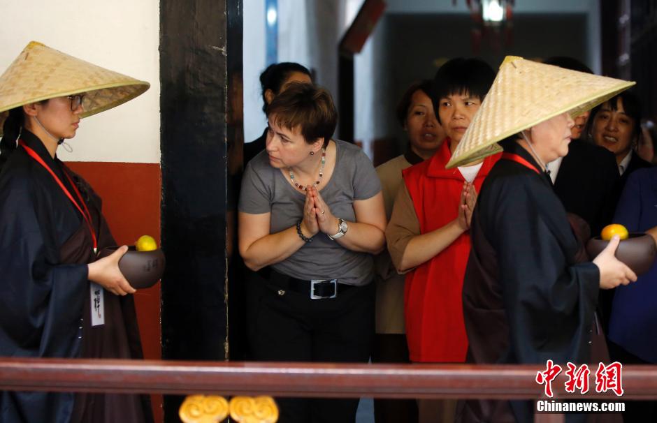 Des résidents expérimentent la mendicité dans un temple de Shanghai