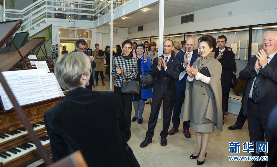 La première dame chinoise visite le prestigieux Royal College of Music de Londres