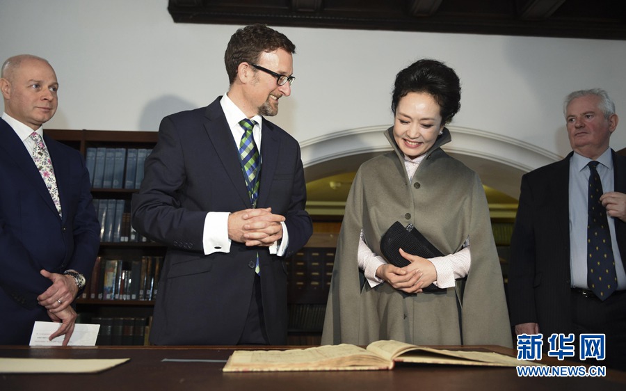 La première dame chinoise visite le prestigieux Royal College of Music de Londres