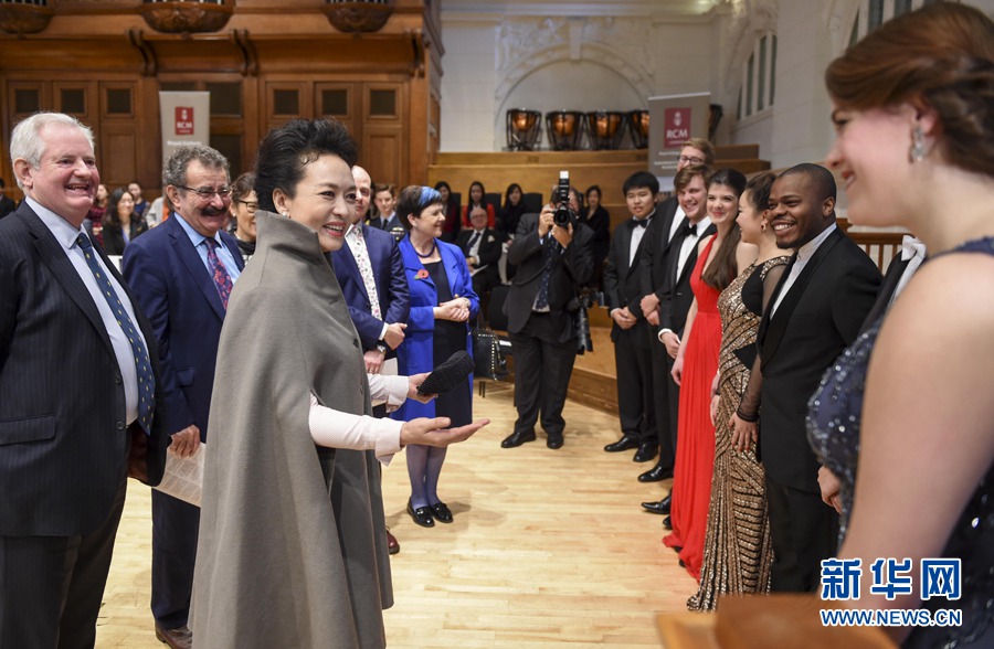 La première dame chinoise visite le prestigieux Royal College of Music de Londres