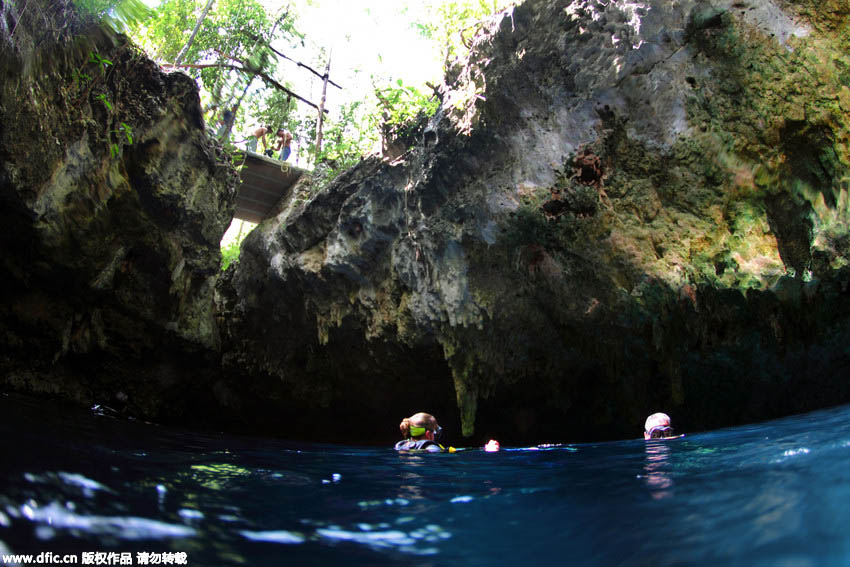 D'incroyables images d'un gouffre maya prises par un plongeur dans la jungle mexicaine