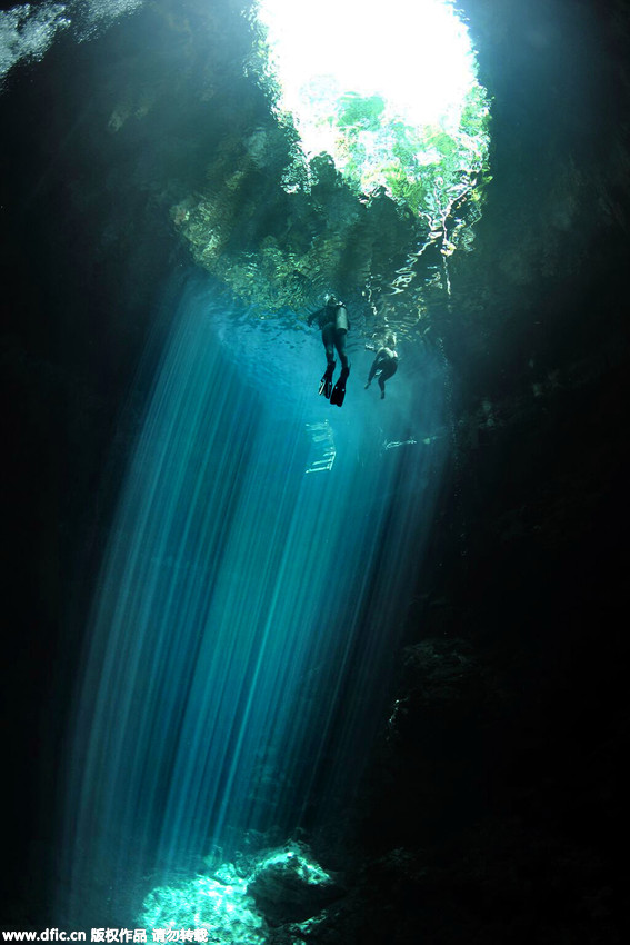 D'incroyables images d'un gouffre maya prises par un plongeur dans la jungle mexicaine