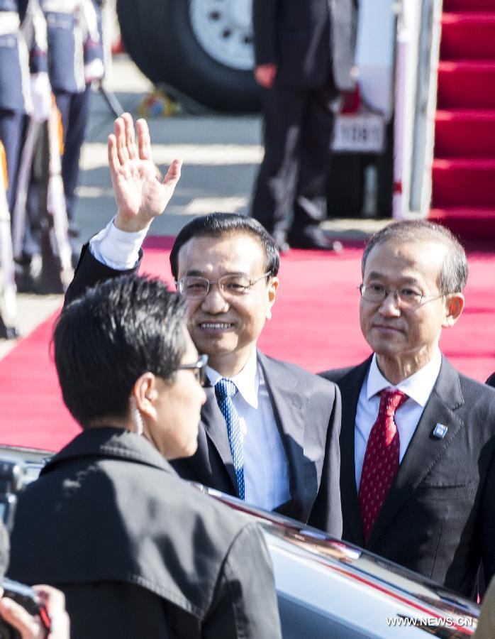 Arrivée du Premier ministre chinois en Corée du Sud pour une visite et un sommet Chine-Japon-Corée du Sud