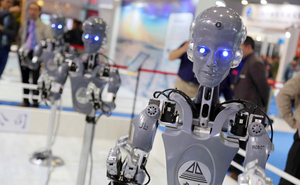 Des robots industriels à la foire CIIF 2015