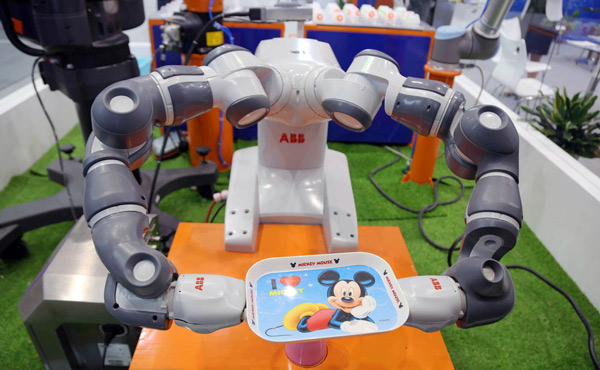 Des robots industriels à la foire CIIF 2015