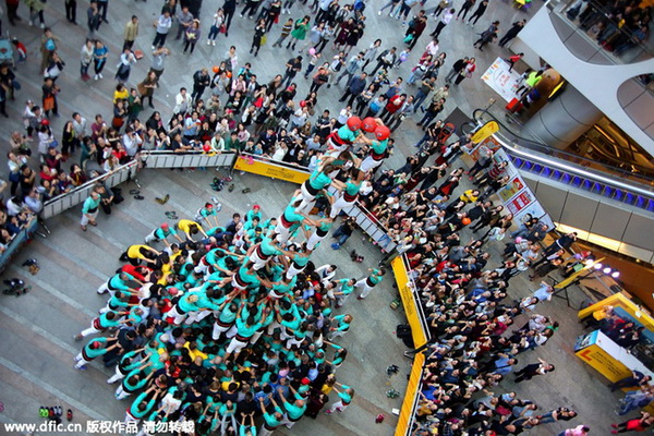 Spectaculaire tour humaine catalane à Shanghai