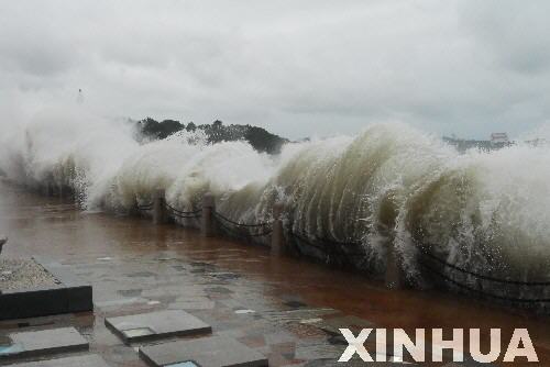 D'énormes vagues déferlent sur Yantai