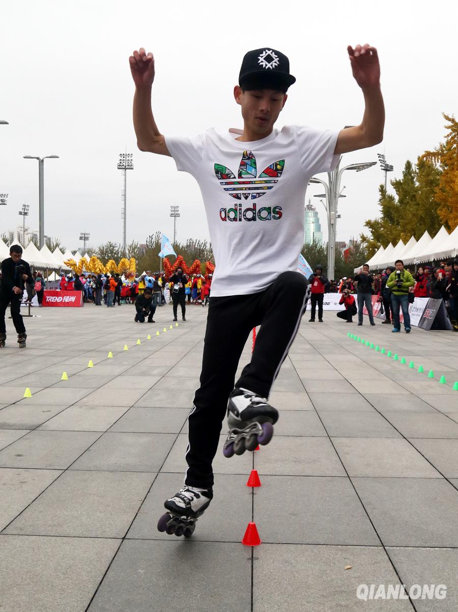 Ouverture du 3e festival du roller dans le parc olympique de Beijing