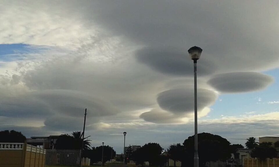 Des nuages en forme d'OVNI aper?us au-dessus de l'Afrique du Sud