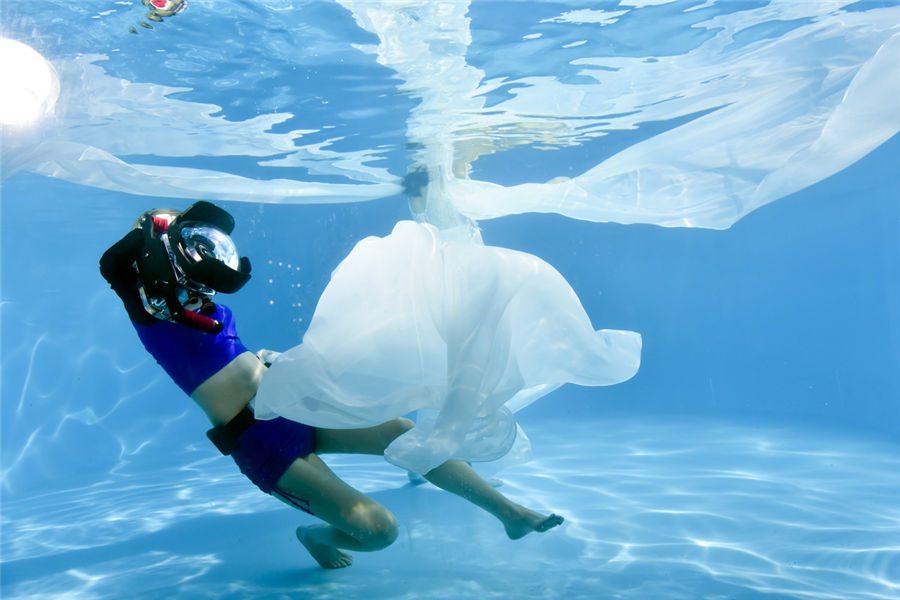 Elle gagne sa vie en prenant des clichés sous l’eau