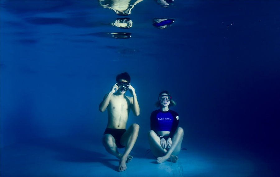 Elle gagne sa vie en prenant des clichés sous l’eau