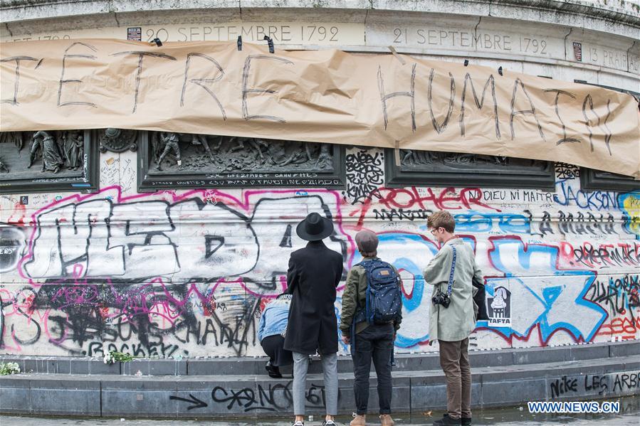 Attaques terroristes à Paris : Hollande décrète un deuil national de trois jours