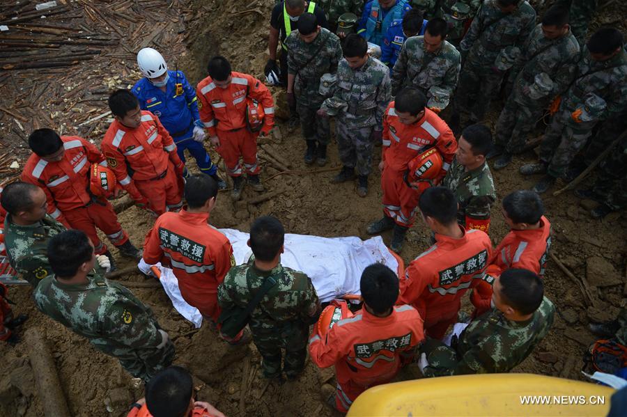 Le bilan d'un glissement de terrain s'alourdit à 21 morts